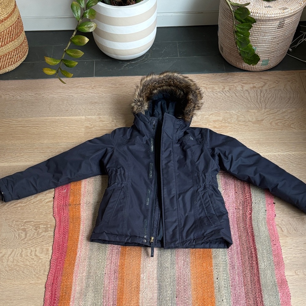 The North Face Kids Parka Jacket in Navy with Fur Trim. Girls Medium (10-12)